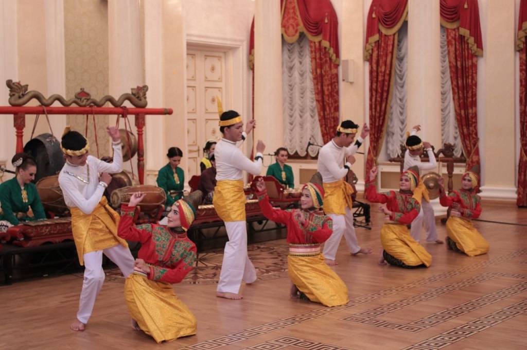 Tari Saman Gayo dipertunjukkan di Hari Budaya Indonesia di Kazan, Tatarstan, 28 Oktober 2017. (Foto: KBRI Moskow)