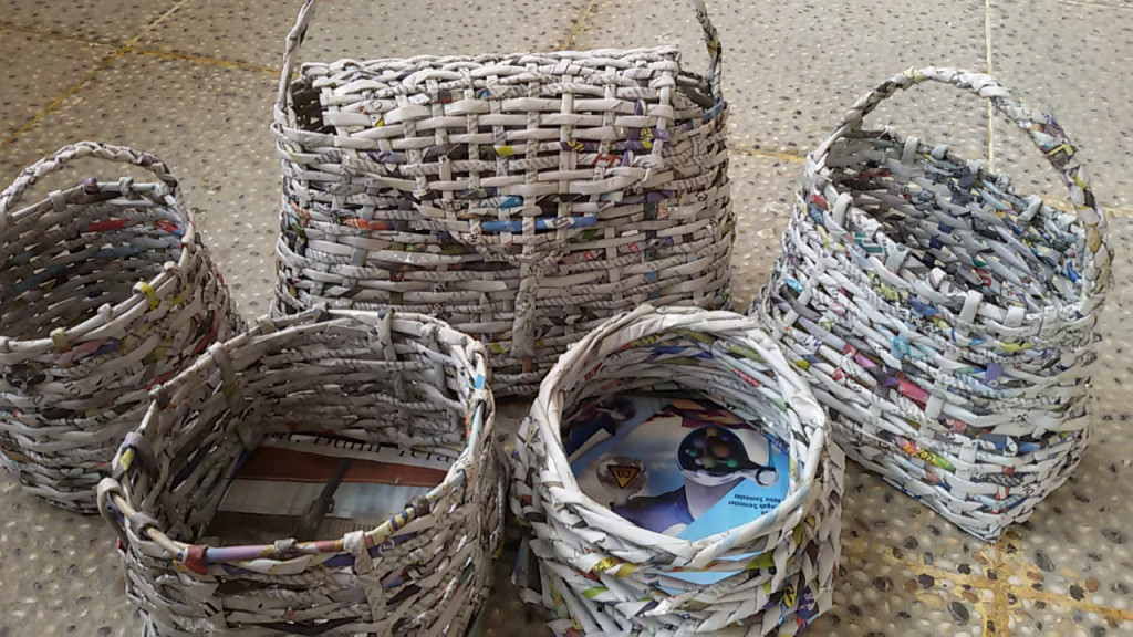  Produk kerajinan tangan dari sampah anorganik karya masyarakat yang terlibat dalam program Pertamina Patratura. Foto: Metrotvnews.com/Tri Kurniawan