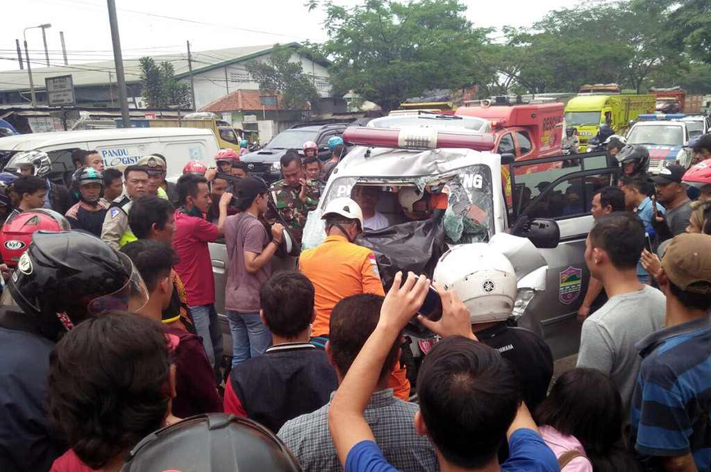 Ambulans milik Puskesmas Cikoneng menyeruduk bus Primajasa yang sedang parkir di Jalan Raya Bandung-Garut, Desa Sukadana, Kecamatan Cimanggung, Sumedang, Jawa Barat -- MTVN/Octavianus Dwi Sutrisno