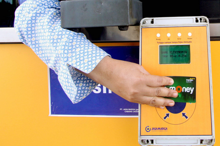 Transaksi di Gerbang Tol Hanya Empat Detik dengan e-Toll