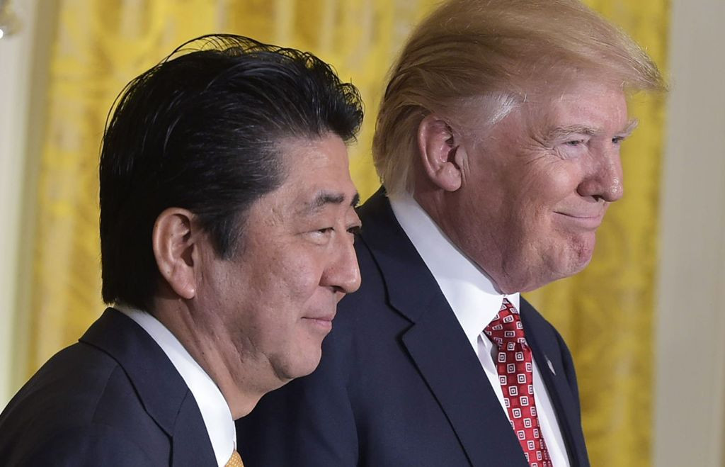 Perdana Menteri Jepang Shinzo Abe dan Presiden Donald Trump saat bertemu di Gedung Putih 10 Februari 2017 (Foto: AFP).