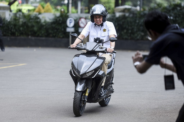 Menteri Jonan Kepincut Motor Listrik