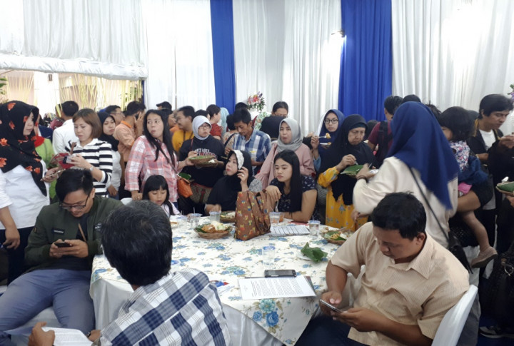 Wujud Komitmen Pelayanan Terbaik, Green Pramuka City Bagikan Makan & e-Toll Gratis