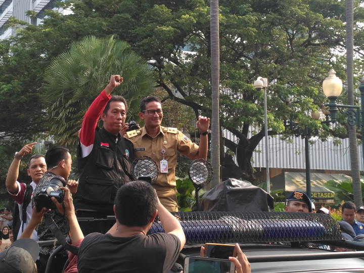 Sandi Temui Buruh yang Demo di Balai Kota