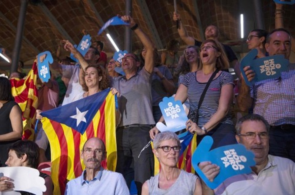 Warga Catalonia mengikuti awal kampanye referendum kemerdekaan di Tarraco, Tarragona, Spanyol, 14 September 2017. (Foto: AFP/JOSEP LAGO)