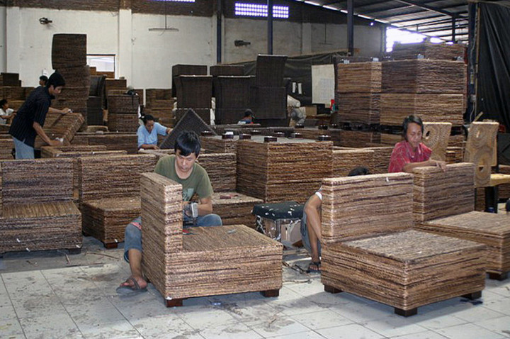 Perusahaan Furnitur Rotan di Cirebon Kekurangan Pekerja