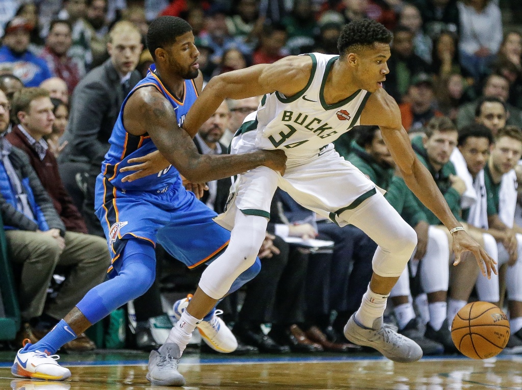 Paul George berduel dengan Giannis Antetokounmpo (kanan) (Foto: AFP)