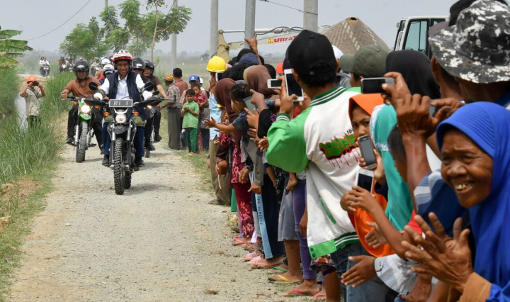 Jokowi Blusukan di Bekasi Menunggangi Trail