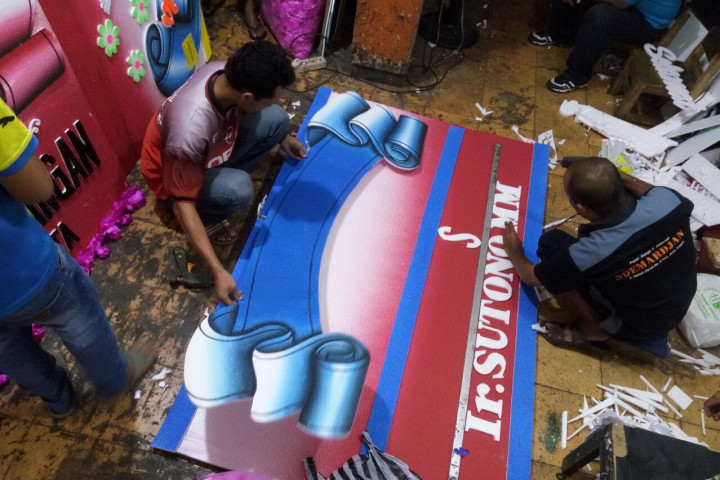 Pedagang Karangan Bunga di Solo Kebanjiran Pesanan