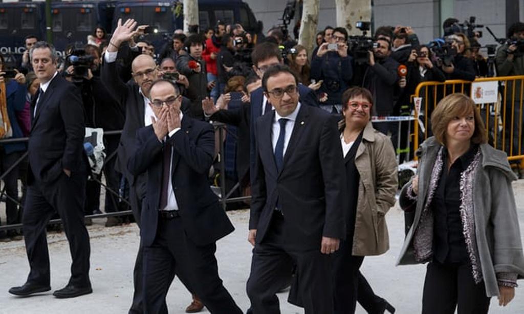Para petinggi Catalonia yang hadir dalam persidangan di Madrid (Foto: AFP).