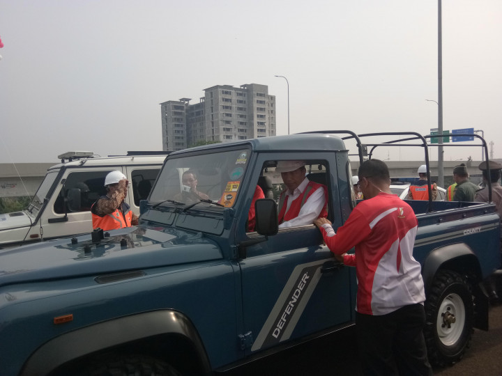 Jokowi Tumpangi Land Rover Jajal Tol Becakayu