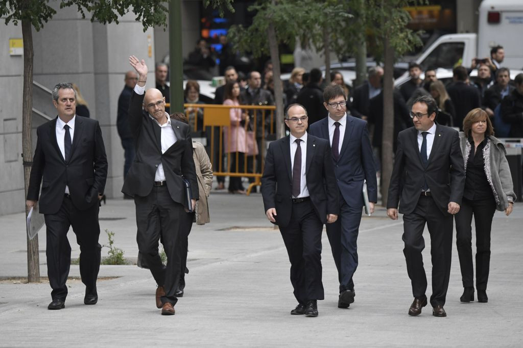 Para petinggi Catalonia yang hadir dalam persidangan di Madrid (Foto: AFP).
