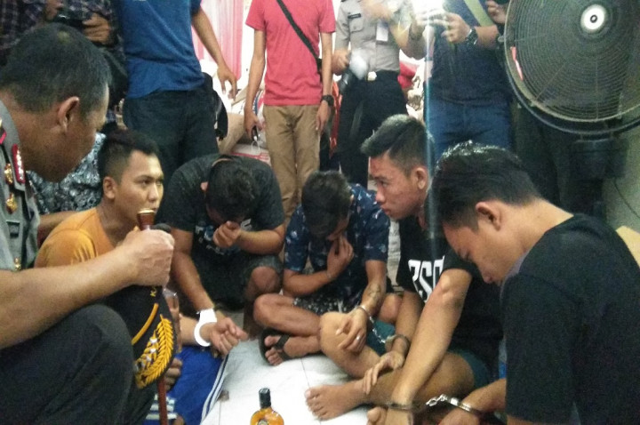 Polisi Buru R Pemilik Pabrik Pengoplos Minuman Keras