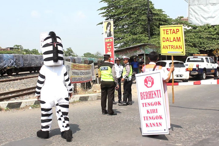 'Zebra' Hadang Penerobos Palang KA