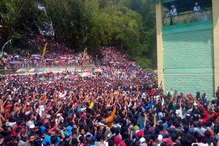 Ribuan Warga Berebut 5 Ton Apem Yaqowiyu