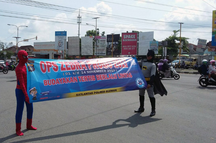 Batman dan Spiderman Mensosialisasikan Tertib Lalu Lintas di Sleman