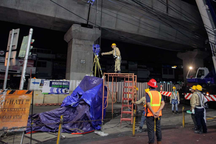 Dinding Pelindung MRT Jatuh di Jalan Wijaya II