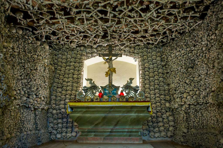 Ribuan Tengkorak Hiasi Bangunan Gereja Ini