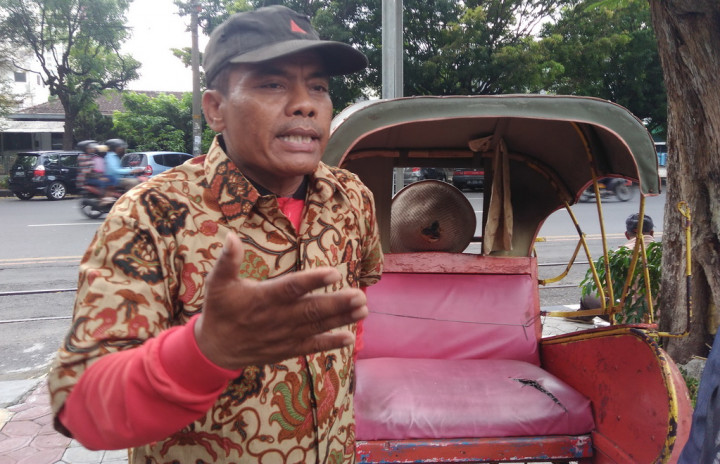 Tukang Becak Semringah dapat Seragam di Pernikahan Kahiyang-Bobby