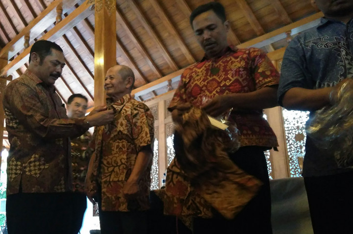 Puluhan Tukang Becak Mendapat Seragam untuk Pernikahan Kahiyang-Bobby