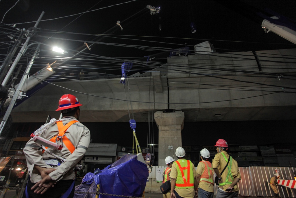  Petugas mengevakuasi pembatas beton proyek mass rapid transit (MRT) yang roboh di kawasan Panglima Polim, Jakarta. (ANT/MUHAMMAD ADIMAJA)