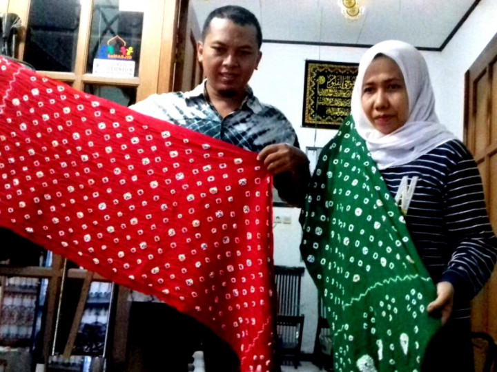 Perajin Kain Jumputan Membuat Motif Khusus untuk Busana Siraman Putri Presiden