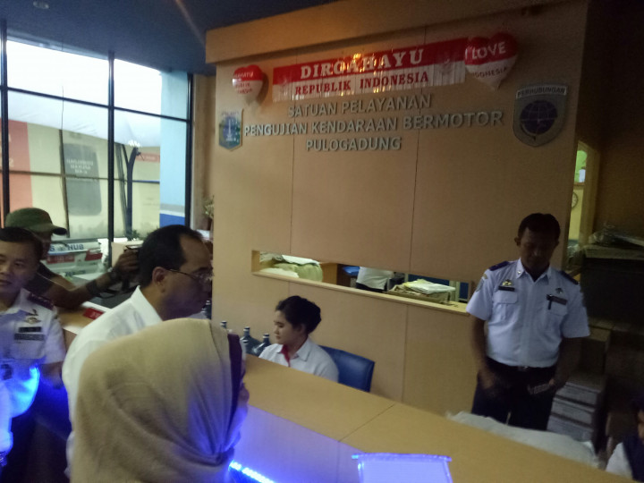 Menhub Tinjau Pelaksanaan Uji KIR Taksi <i>Online</i>