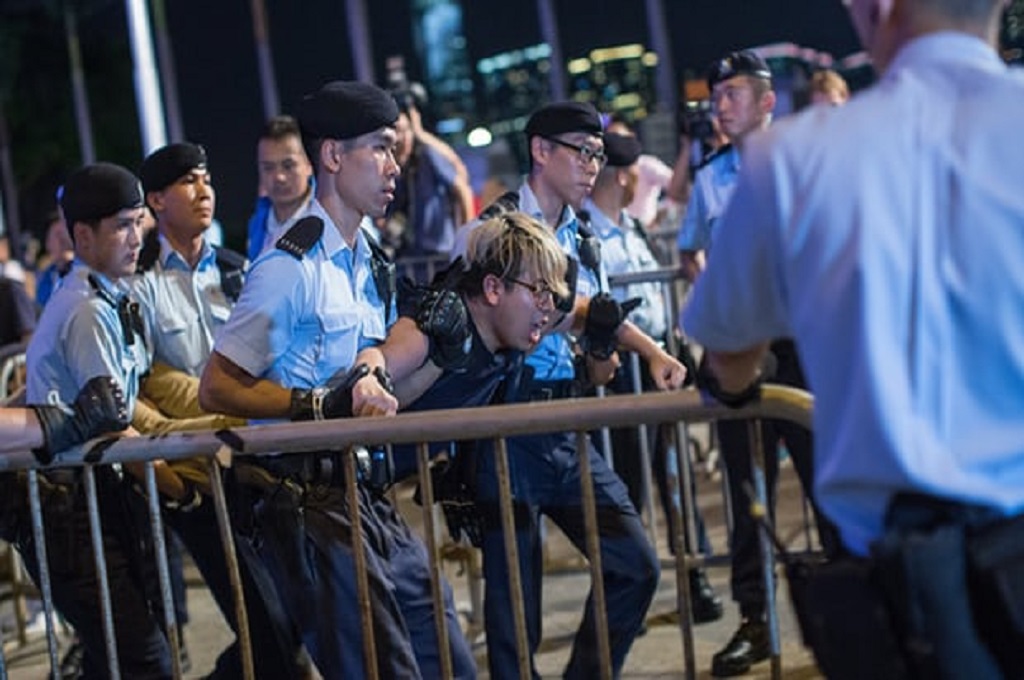 Seorang aktivis pro demokrasi Hong Kong ditangkap aparat kepolisian. (Foto: EPA)