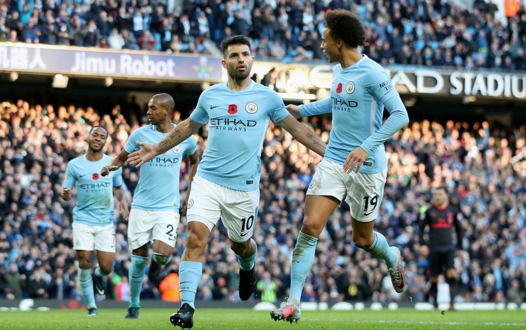 Sergio Aguero (kiri) merayakan golnya bersama Leroy Sane saat menghadapi Arsenal (Foto: Manchester City)