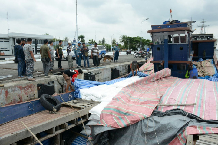 Koarmabar Tangkap Dua Kapal Penyelundup Beras dan Ballpress