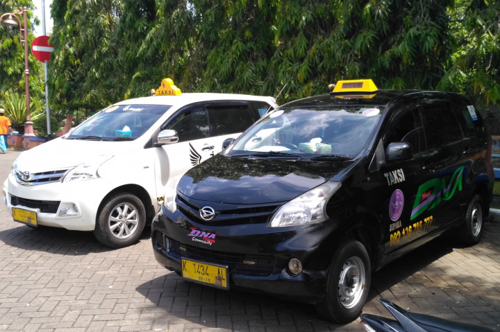 Saat Taksi Konvensional Mengantar ke Kota Lain demi Setoran