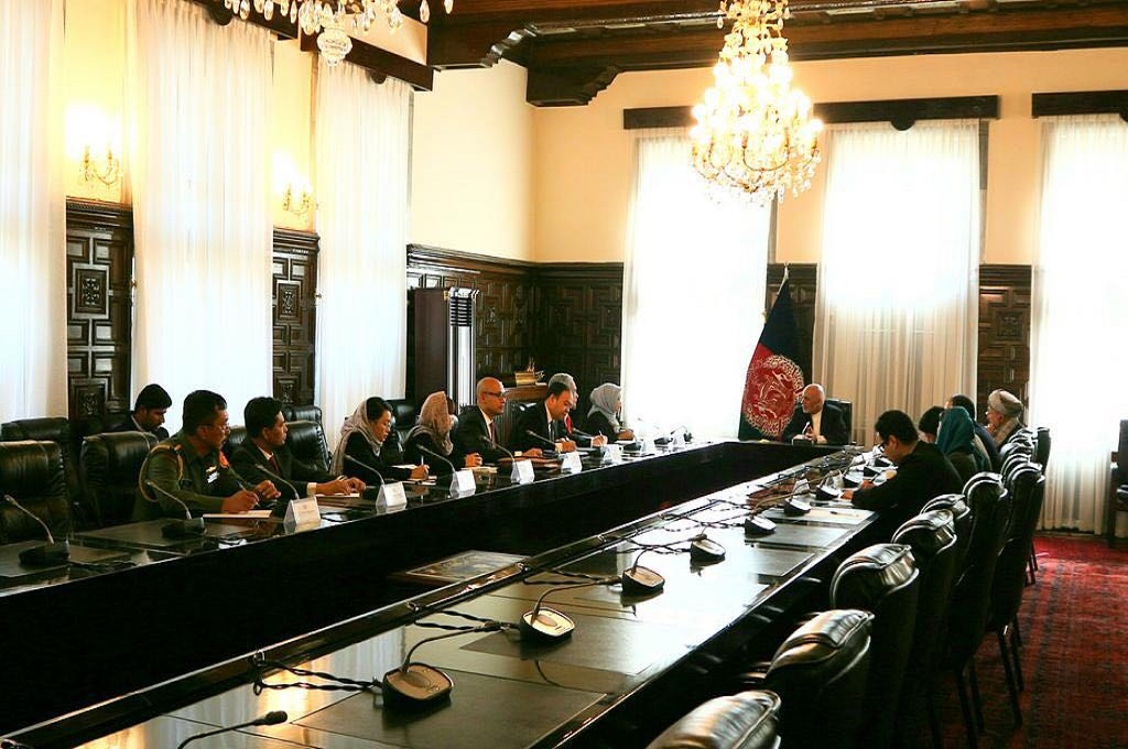 Menlu Retno Marsudi bersama rombongan delegasi RI berdiskusi dengan Presiden Afghanistan Ashraf Ghani di Kabul, 6 November 2017. (Foto: Kemenlu RI)