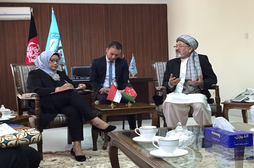 Menlu Retno Marsudi (kiri) berdiskusi dengan Ketua HPC Afghanistan Mohammad Karim Khailili di Kabul, 6 November 2017. (Foto: Kemenlu RI)