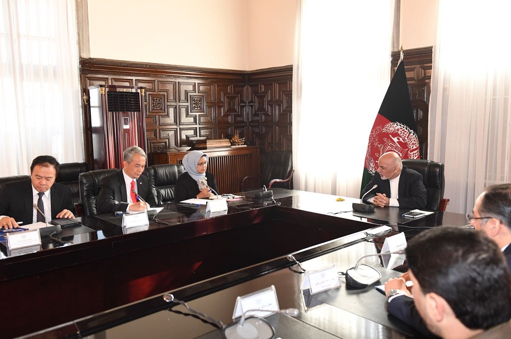 Menlu Retno Marsudi bersama rombongan delegasi RI berdiskusi dengan Presiden Afghanistan Ashraf Ghani di Kabul, 6 November 2017. (Foto: Kemenlu RI)