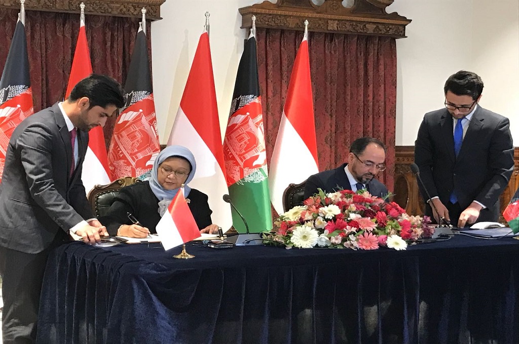 Menlu Retno Marsudi (kiri) menandatangani perjanjian bersama Menlu Afghanistan Salahuddin Rabbani di Kabul, 6 November 2017. (Foto: Kemenlu RI)