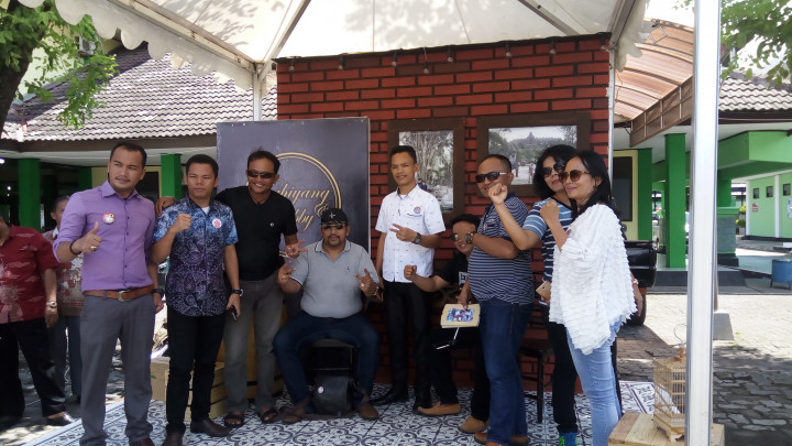 Relawan Jokowi Berebut Foto di Stan Kahiyang-Bobby