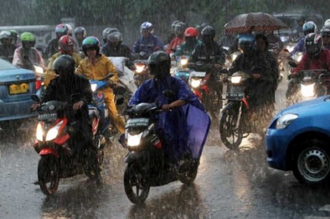 Apparel ini Wajib Buat <i>Bikers</i> di Musim Penghujan