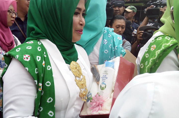 Tamu Acara Siraman Kahiyang Mendapat Suvenir Alat Mandi