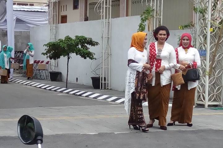 Tamu Siraman Putri Presiden Anggun Kenakan Kain Jumputan