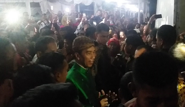 Jokowi Temui Relawan Usai Midodareni