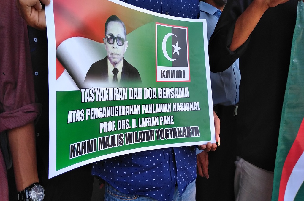 Spanduk doa bersama menjelang pengukuhan pendiri HMI, Lafran Pane, sebagai Pahlawan Nasional, MTVN - Vicka
