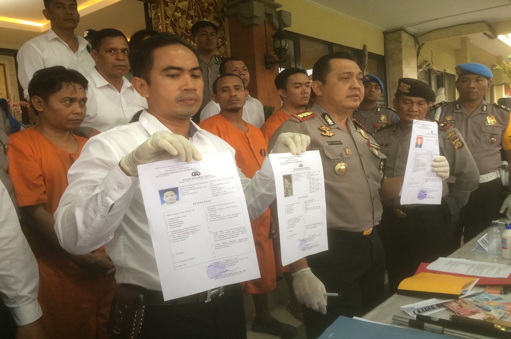 Kapolda Bali merilis kasus kepemilikan narkoba yang menjerat Wakil Ketua DPRD Bali di Denpasar, Senin 6 Nvember 2017, MTVN - Raiza