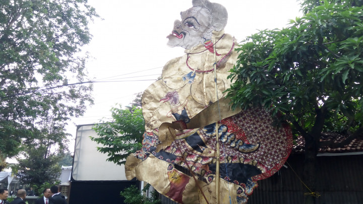 Wayang Semar Raksasa Sambut Tamu Pernikahan Kahiyang-Bobby