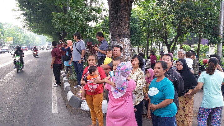 Rela Telat Kerja Demi Melihat Menantu Presiden