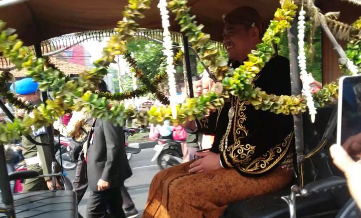 Kereta Kencana Antar Bobby Persunting Kahiyang