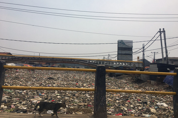 Warga tak Peduli dengan Gunungan Sampah di Jembatan Cheng In