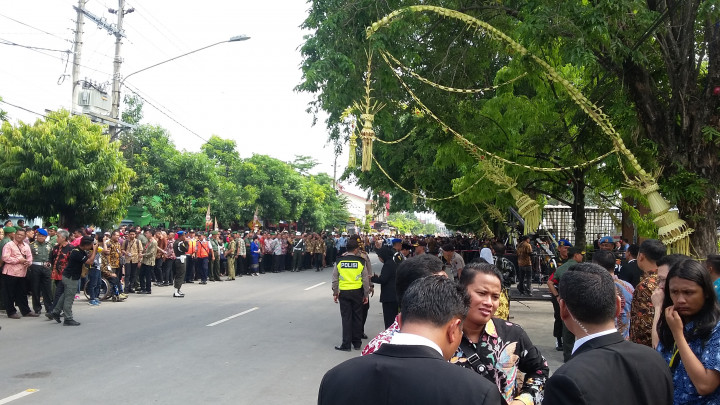 Petugas Membatasi Kendaraan Menuju Gedung Pernikahan Kahiyang-Bobby