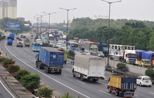 Pembatasan Truk di Tol Jakarta-Cikampek Berdampak Positif
