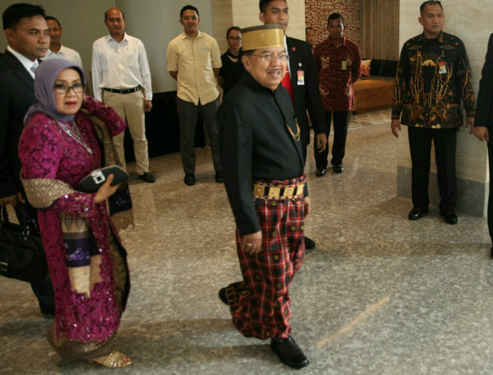 Kalla Kenakan Pakaian Adat Bugis di Nikahan Kahiyang-Bobby