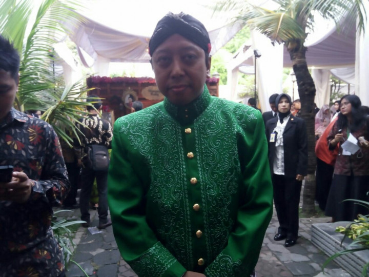 Hadiri Pernikahan Kahiyang-Bobby, Ketum PPP Kenakan Beskap Hijau